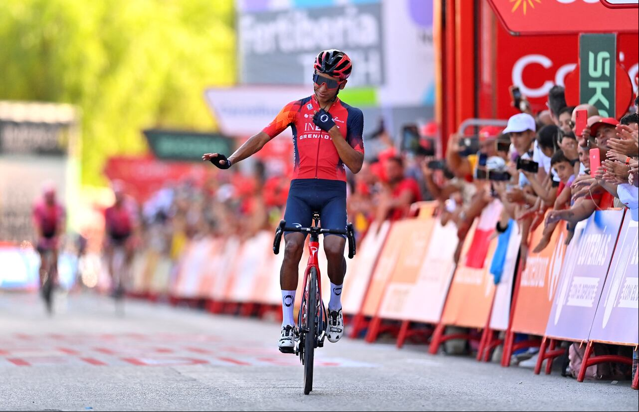 Egan Bernal, corredor colombiano al servicio del INEOS, corriendo la Vuelta a España 2023 (Photo by Pau BARRENA / AFP)