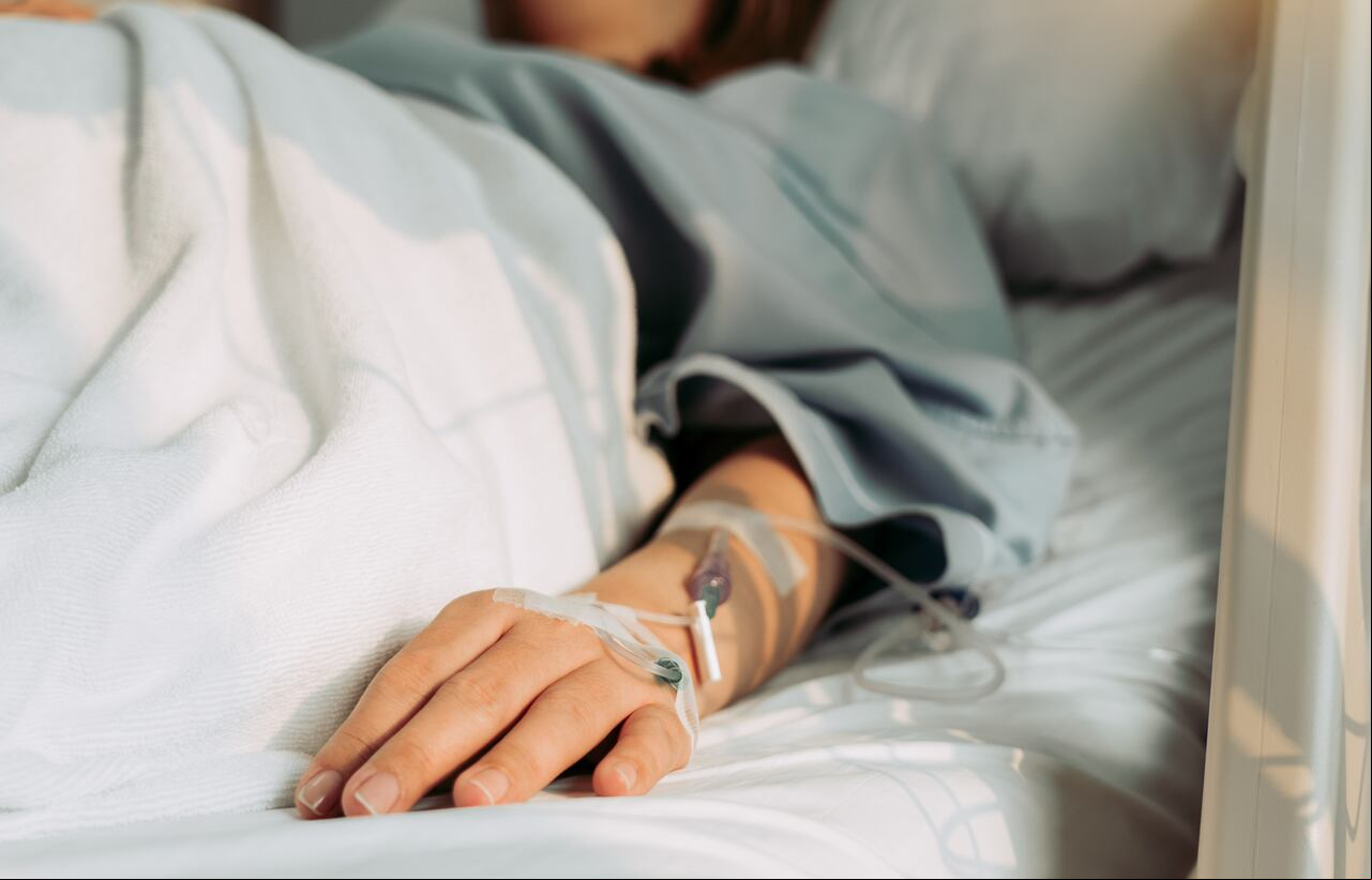 Mujer en una camilla en un hospital