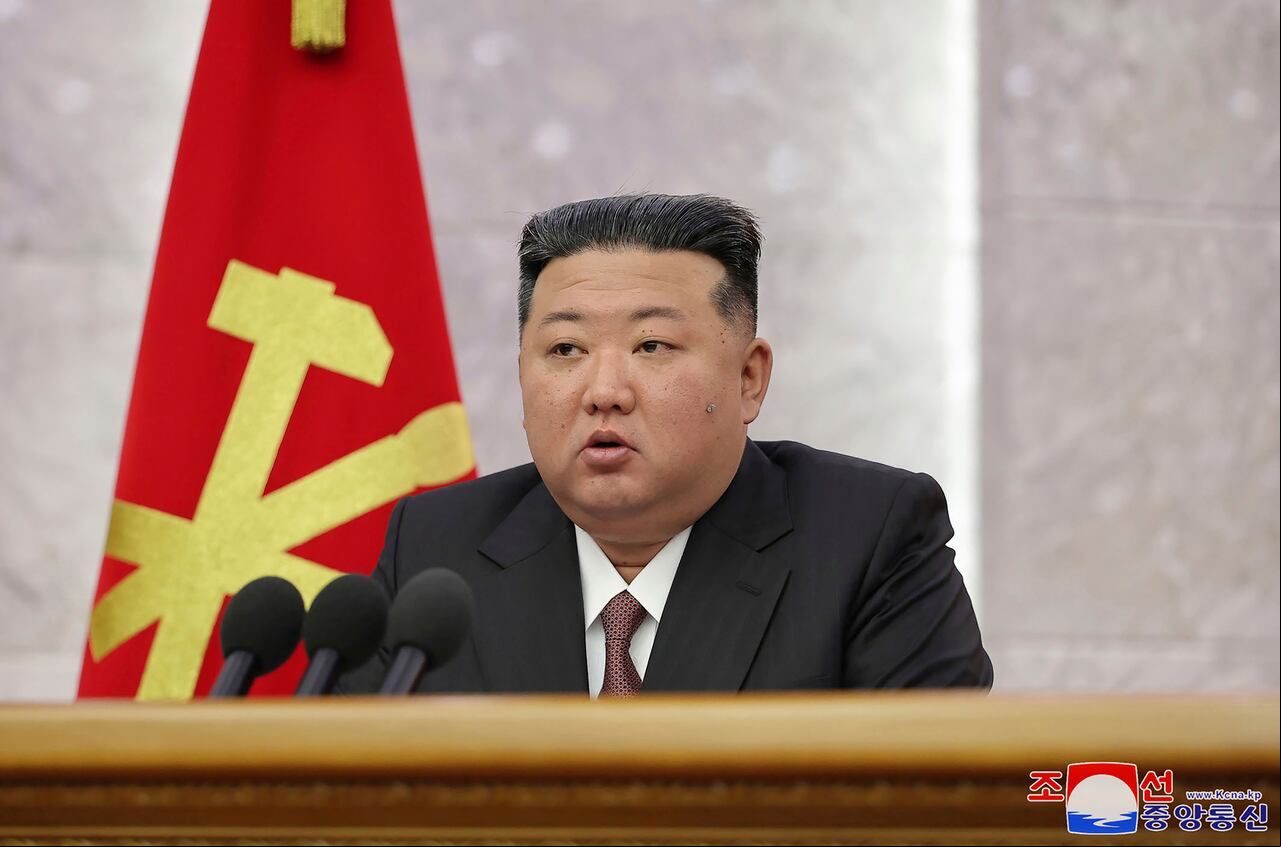 En esta fotografía proporcionada el domingo 29 de junio de 2024 por el gobierno de Corea del Norte, el líder norcoreano Kim Jong Un asiste a una reunión del partido gobernante en Pyongyang, Corea del Norte, el viernes 28 de junio. Los periodistas independientes no tuvieron para cubrir el evento representado en esta imagen. Imagen distribuida por el gobierno de Corea del Norte.