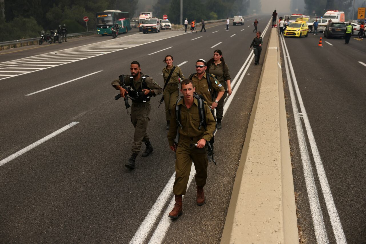 El Ministro de Defensa, Israel Katz, ordenó al Ejército desplegarse para controlar los incendios que se están propagando rápidamente debido a los fuertes vientos y las altas temperaturas y calificó la situación de “emergencia nacional”.