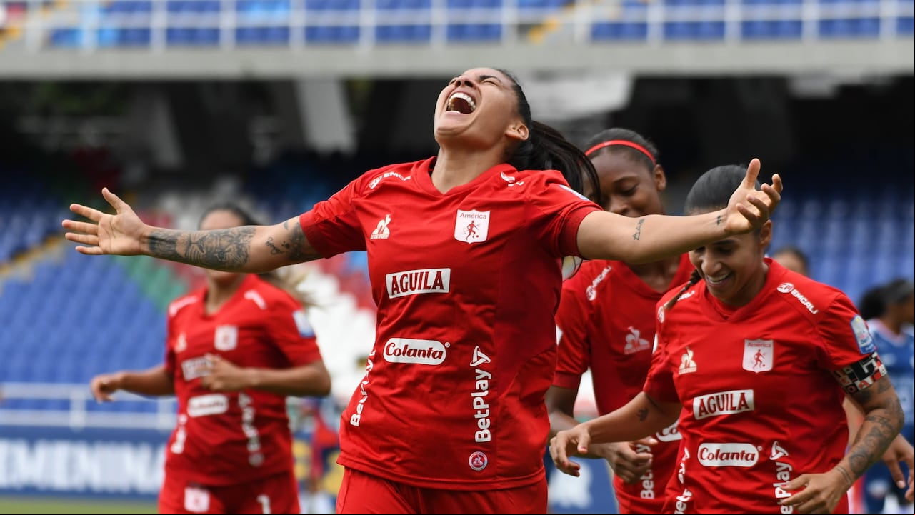 Joemar Guarecuco celebrando su anotación con el equipo escarlata.