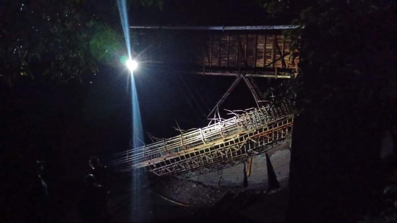 En la noche del 31 de mayo se cayó puente de San Marcos en área rural de Timana. Huila, se espera la respuesta de las autoridades al respecto.