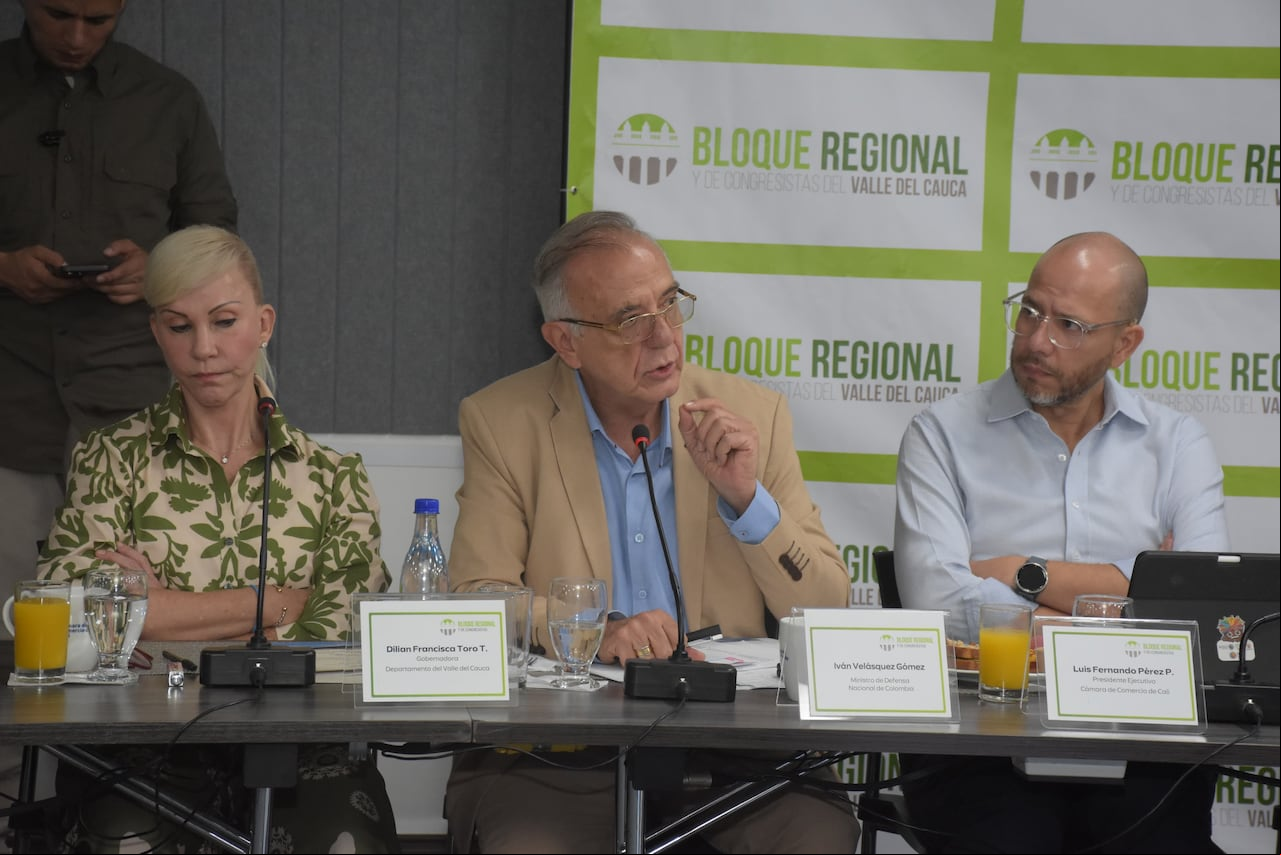 El ministro de Defensa, Iván Velásquez, participa en la mañana de este miércoles en el Bloque Regional Parlamentario en Cali.
Foto: Aymer Álvarez, El País