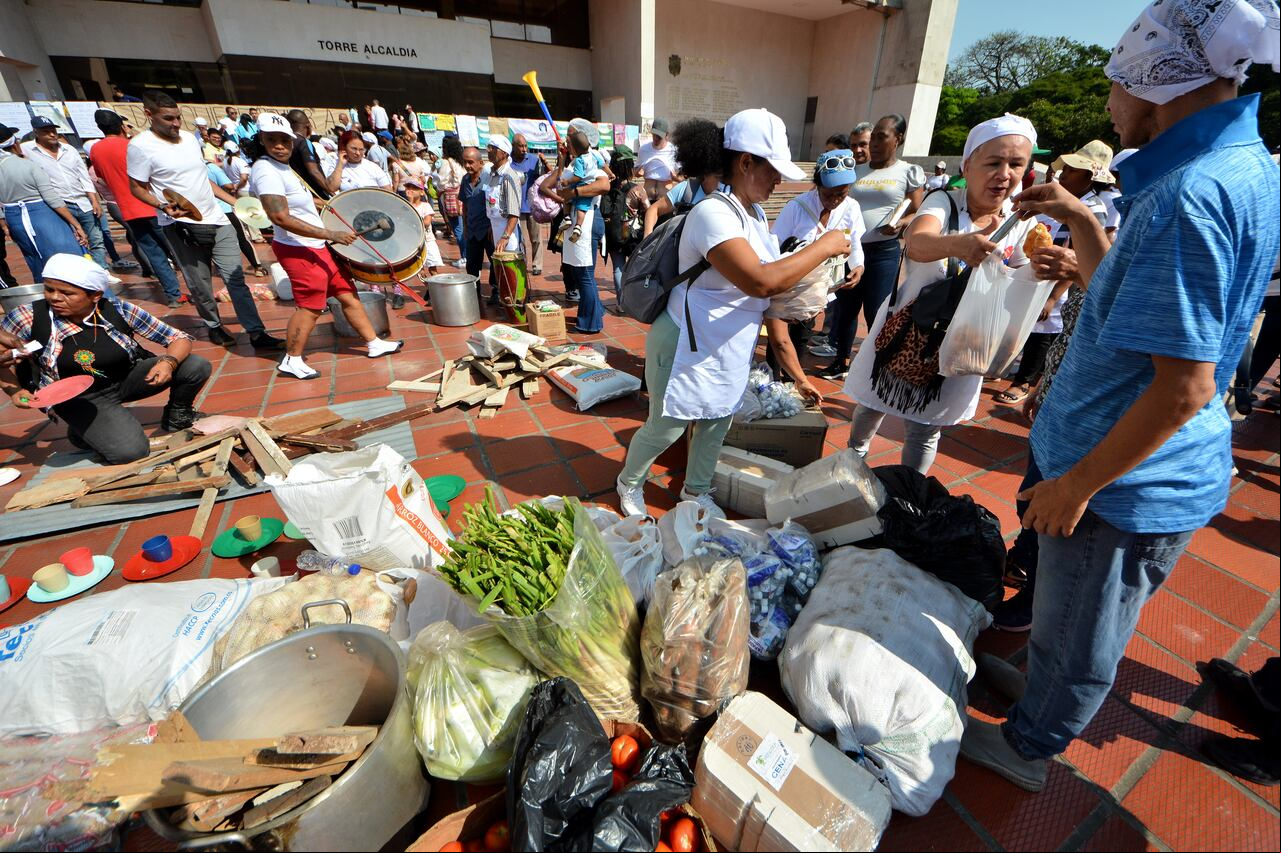 Más de 500 personas llegaron a realizar un plantón como protesta por el cierre de 400 comedores comunitarios, frente al CAM