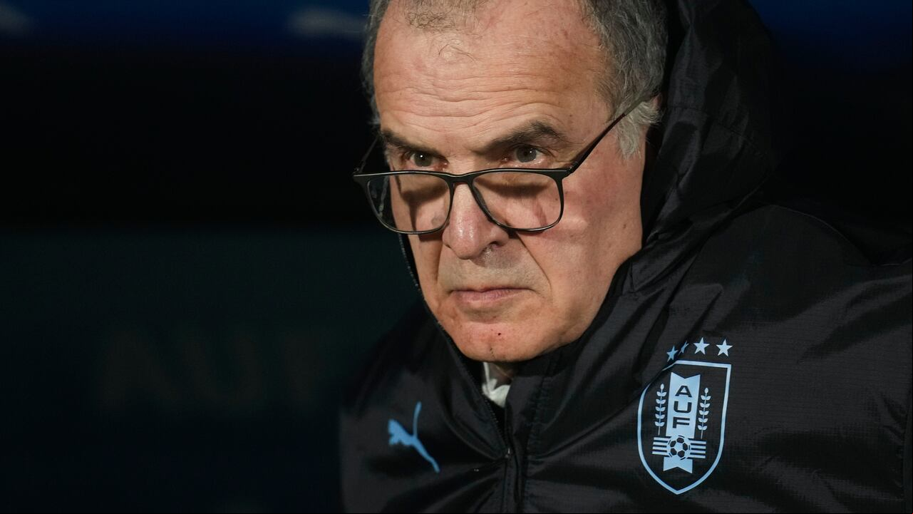 El entrenador de Uruguay, Marcelo Bielsa, mira desde el banquillo durante un partido amistoso de fútbol internacional contra Nicaragua en Montevideo, Uruguay, el miércoles 14 de junio de 2023. (Foto AP/Matilde Campodonico)