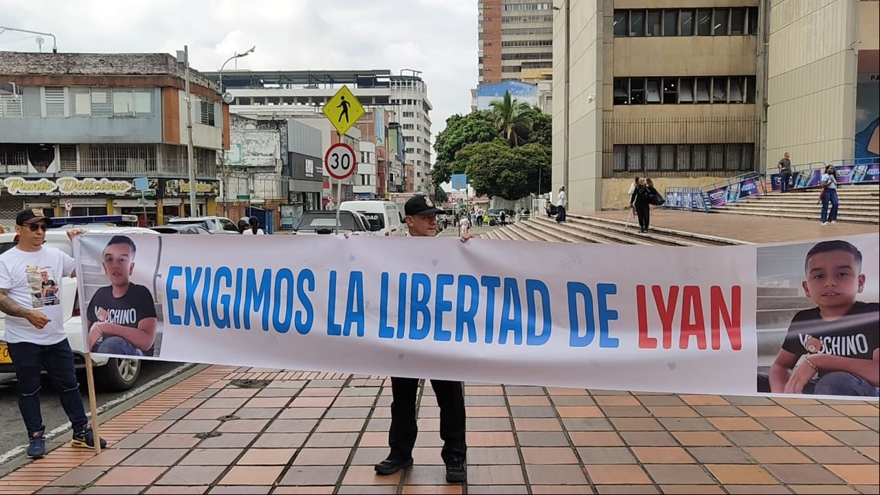 Con velas, pancartas y un grito unánime de angustia, decenas de personas se congregaron frente a la Fiscalía para exigir la liberación inmediata del niño de 11 años secuestrado en Potrerito.