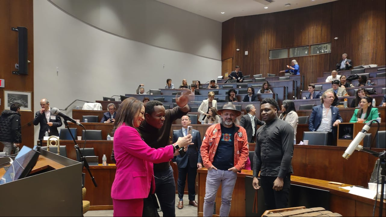 Acompañado de una marimba y un trombón, Mauro Castillo fue el vocero de los afrocolombianos en Princeton.