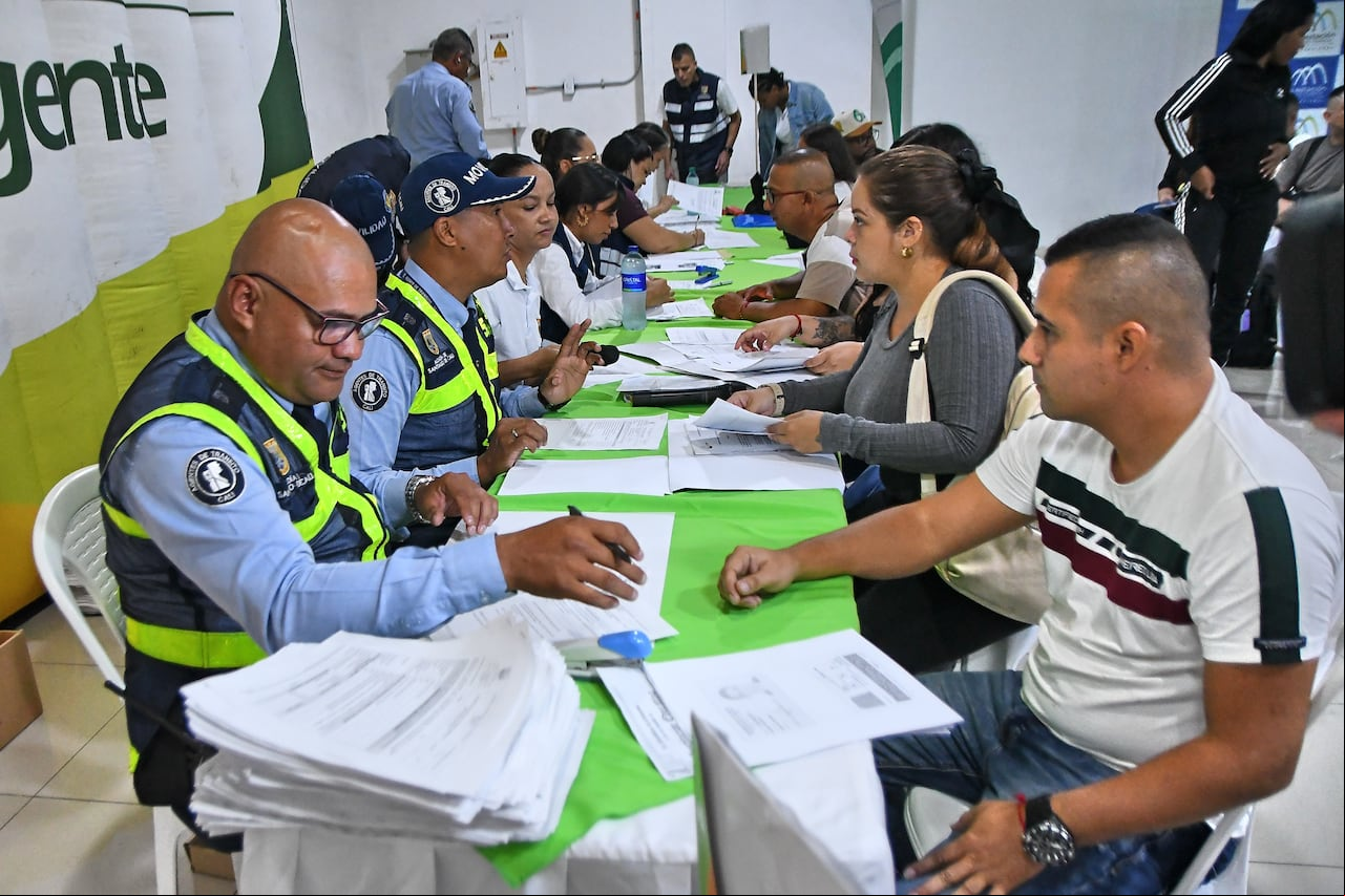 100 Nuevos vacantes para los caleños . Para el perfil de agentes de tránsito . en Cali Valle del Cauca . en el Centro Comerccial la Estación, Fotos Wirman Rios . Junio 20 de 2024. EL PAIS