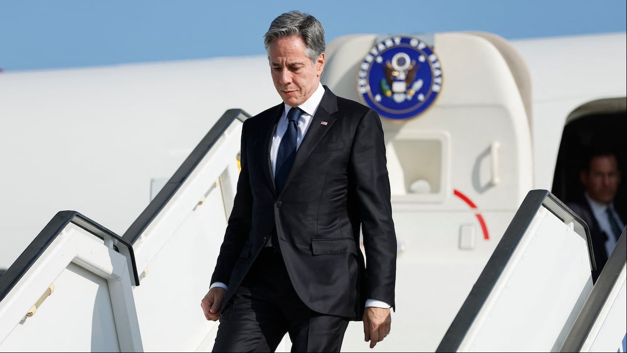 El secretario de Estado estadounidense, Antony Blinken, llegó a Israel el 3 de noviembre de 2023, según informó un corresponsal de la AFP que lo acompañaba, en un viaje centrado en las medidas para minimizar los daños a los civiles en la guerra en Gaza. (Foto de JONATHAN ERNST / PISCINA / AFP)