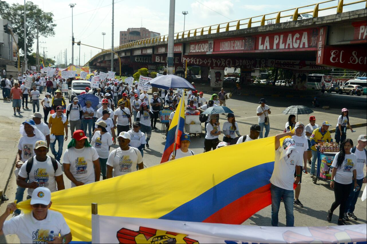 Cali: Marcha del día del trabajo. Centenares de trabajadores se movilizaron por la autopista sur oriental de la ciudad en conmemoración del día del trabajo 1 de mayo. Foto José L Guzmán. EL País,