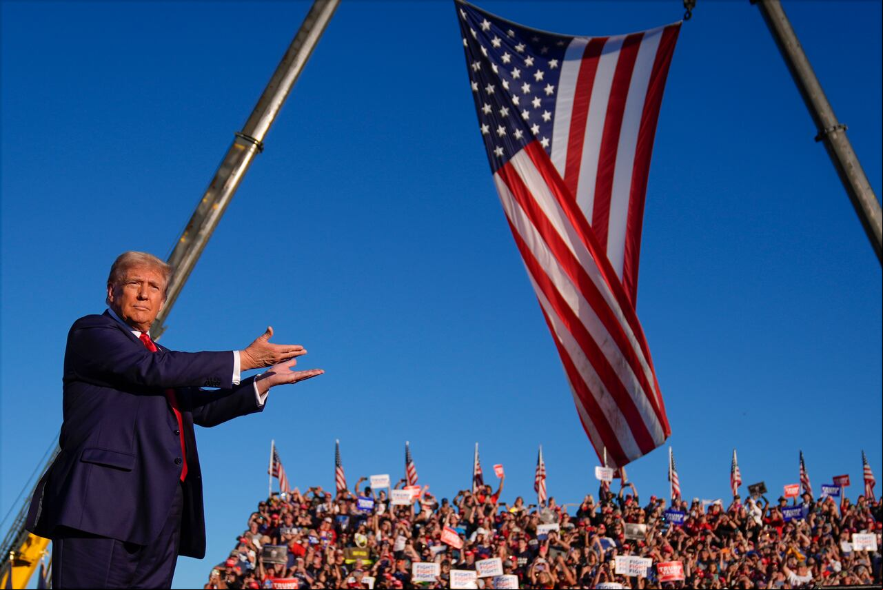 El expresidente Donald Trump, candidato presidencial republicano, llega a un mitin de campaña en Butler Farm Show, el sábado 5 de octubre de 2024, en Butler, Pensilvania (Foto AP/Evan Vucci)