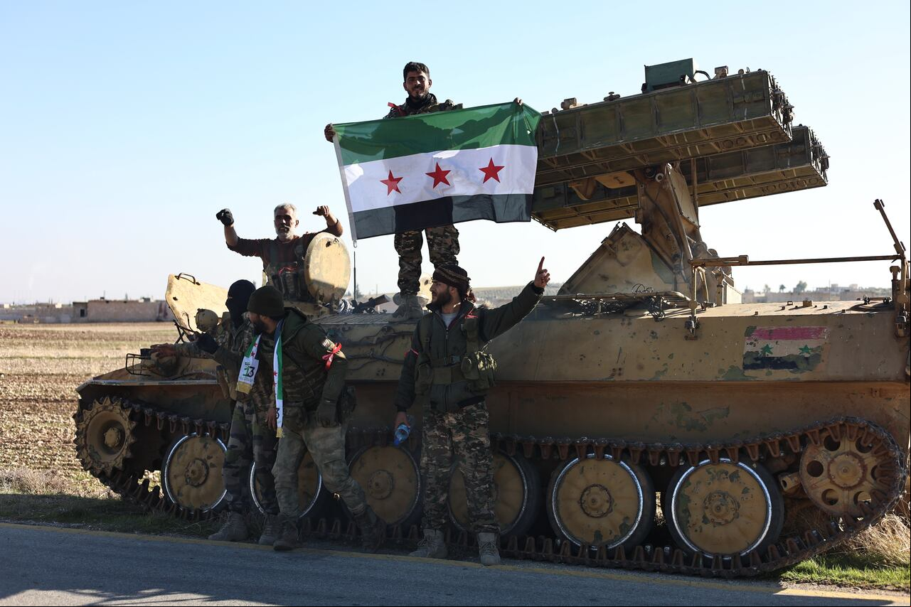 de los grupos armados antirégimen abren una bandera del Ejército Nacional Sirio mientras usan armas pesadas contra las fuerzas del régimen del presidente sirio Bashar al-Assad en Shaykh Najjar en Alepo