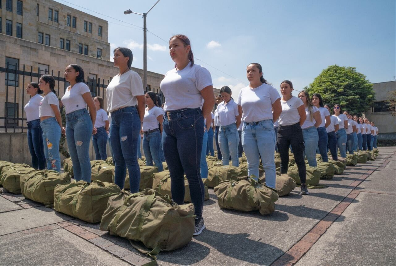 Después de 25 años, vuelven las mujeres a prestar servicio militar y hacen parte del primer contingente femenino de 2023.