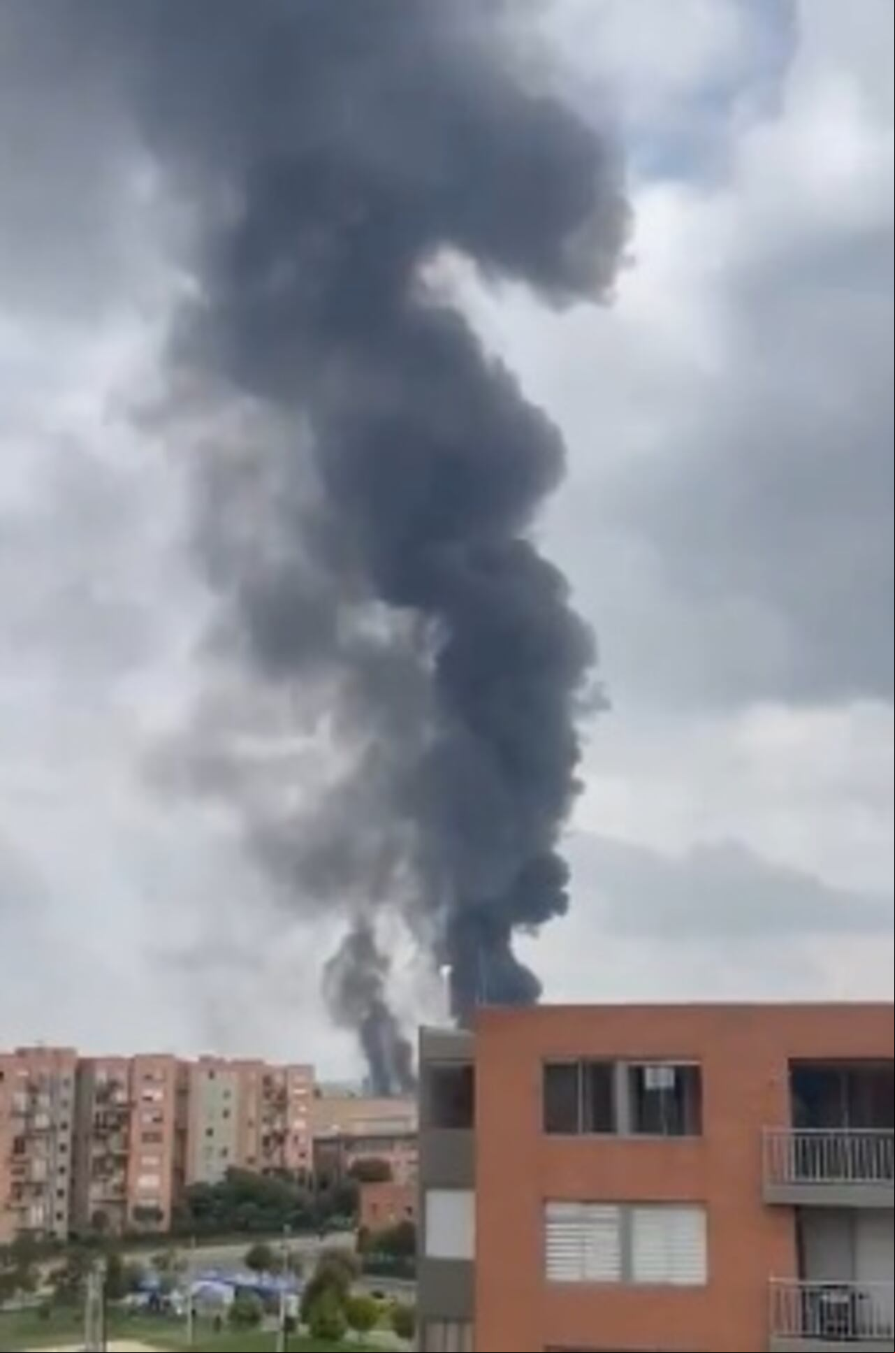 El Cuerpo de Bomberos de Mosquera, con apoyo de Bomberos de Madrid, trabajó para controlar la emergencia, mientras la Policía y los equipos de salud garantizaron la seguridad en la zona.