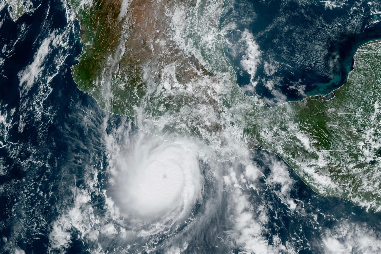 Esta imagen satelital proporcionada por la istración Nacional Oceánica y Atmosférica de Estados Unidos (NOAA, por sus siglas en inglés) el martes 24 de octubre de 2023 muestra el huracán Otis acercándose a la costa del Pacífico de México cerca de Acapulco. (NOAA vía AP)
