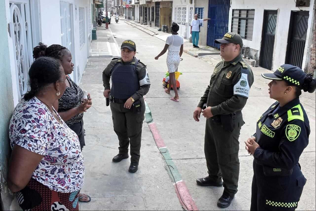 La Policía de Infancia y Adolescencia a cargo de la teniente Adriana Corrales y los cuadrantes de los sectores hablan con la comunidad que le expresa su preocupación ante las confrontaciones, casi a diario de los menores, que además les genera temor por su seguridad. Foto Aymer Andrés Álvarez, El País
