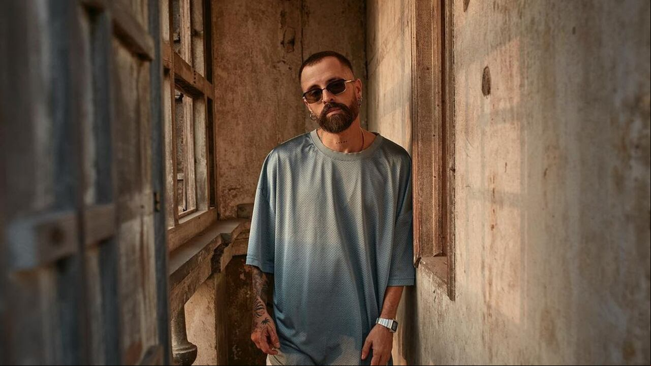 Mike Bahía presenta La Depre, su primer sencillo después del lanzamiento del álbum Contigo.