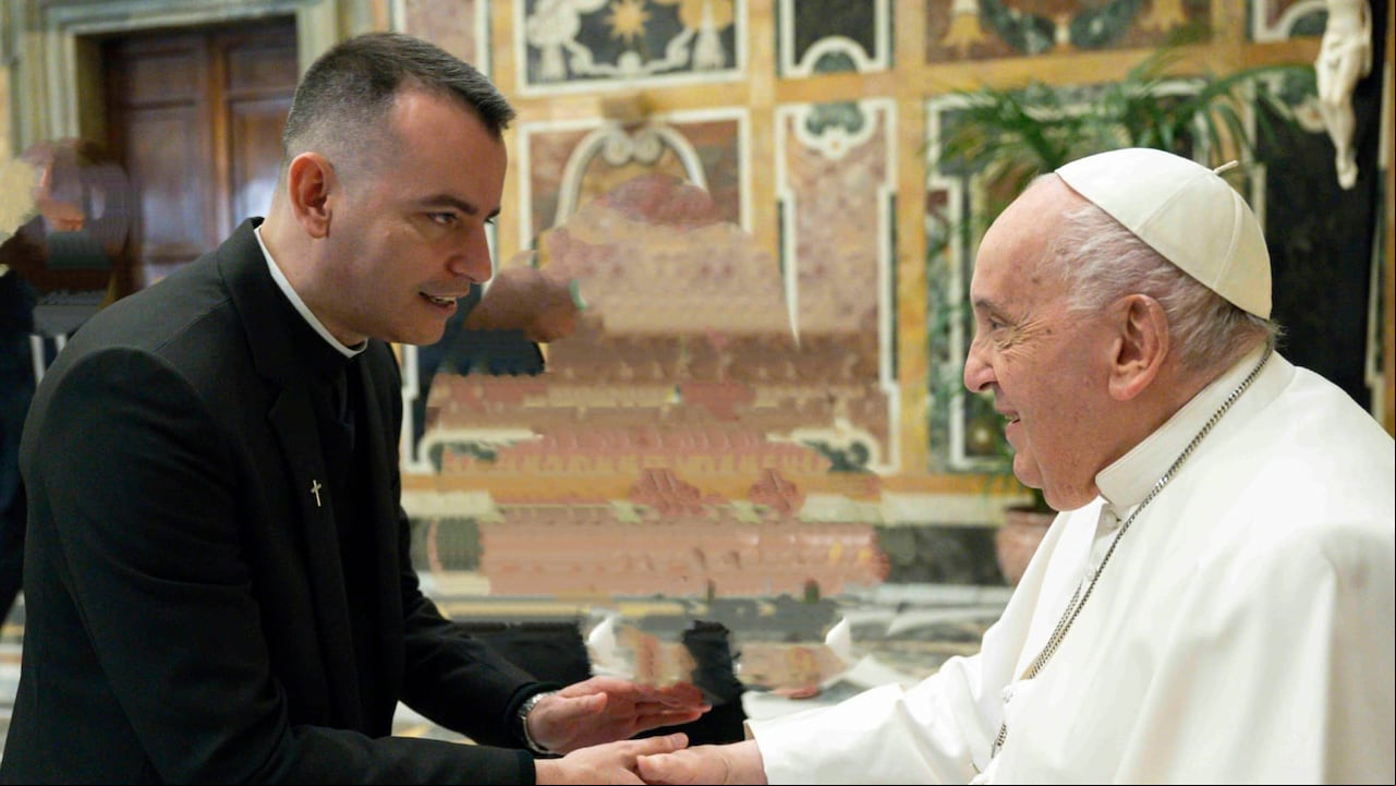 El padre Juan David Santamaría V junto al Papa Francisco.