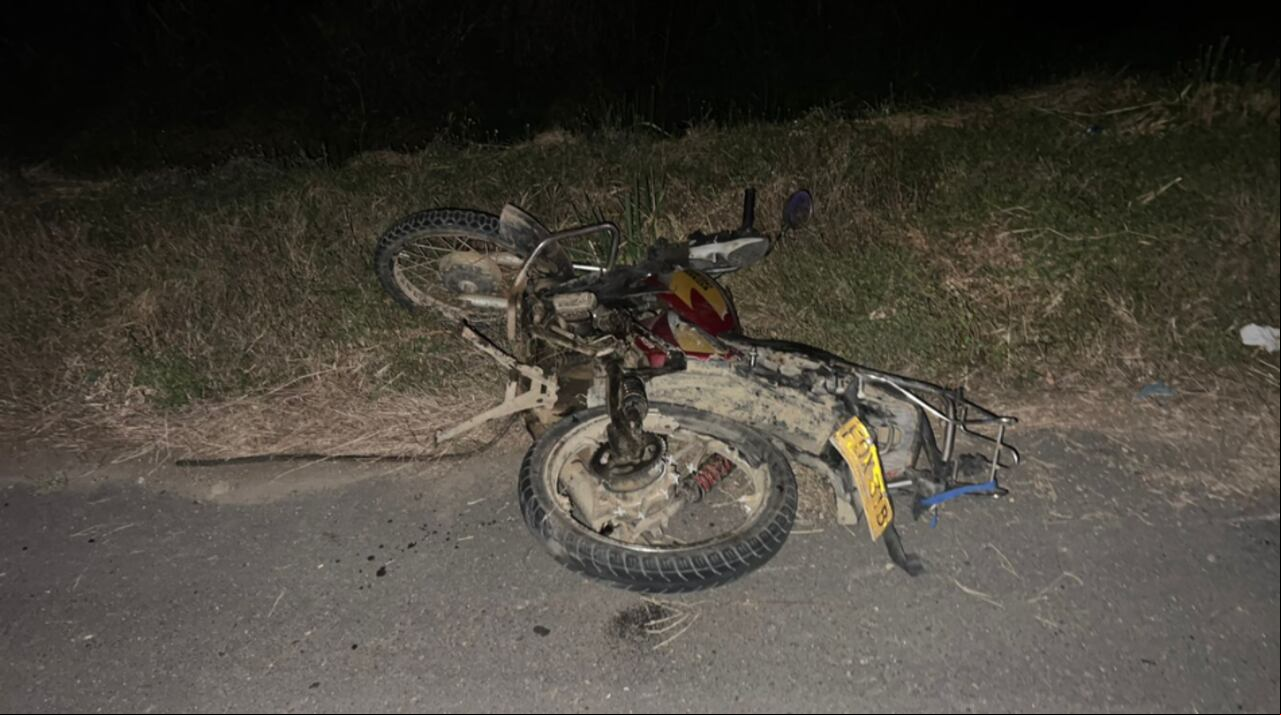 Una de las motocicletas involucradas en el accidente de tránsito.