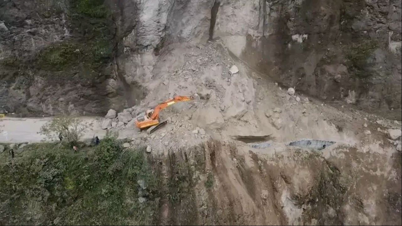 Invías informó que debido a nuevos deslizamientos de consideración, se ha autorizado el cierre total de la vía Panamericana km 41 sector Cano Bajo, entre Pasto y Mojarras, hasta nuevo aviso y entre tanto no se evalúe la situación, por parte de especialistas, sobre las condiciones de seguridad en la zona para el tránsito.