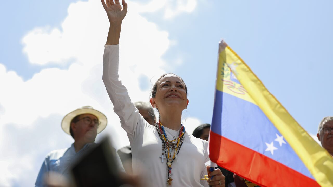 La líder de la oposición María Corina Machado saluda a sus seguidores durante una manifestación para protestar por los resultados oficiales que declararon al presidente Nicolás Maduro como ganador de las elecciones de julio, en Caracas, Venezuela, el 17 de agosto de 2024. (Foto de Pedro Rances Mattey/Anadolu vía Getty Images)