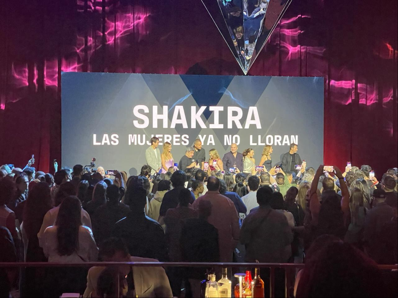 La misma disquera reconoció el éxito de la cantante y le entregó por “Las mujeres no lloran” la placa de siete veces platino, a lo que Shakira no pudo contener su emoción, cuando faltaban apenas 18 segundos para que ese esperado disco ya fuera oficial.