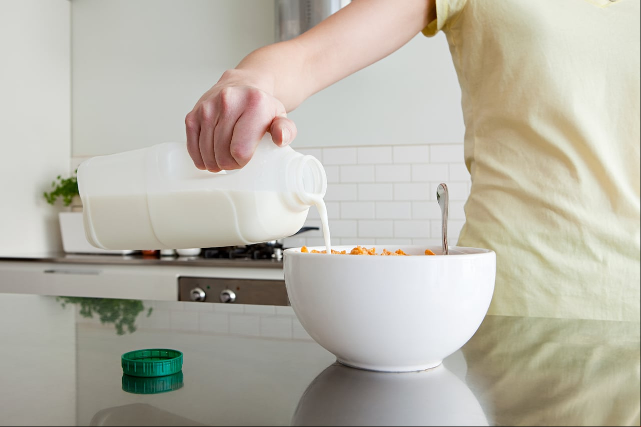 La leche está compuesta de calcio y potasio entre otros nutrientes.