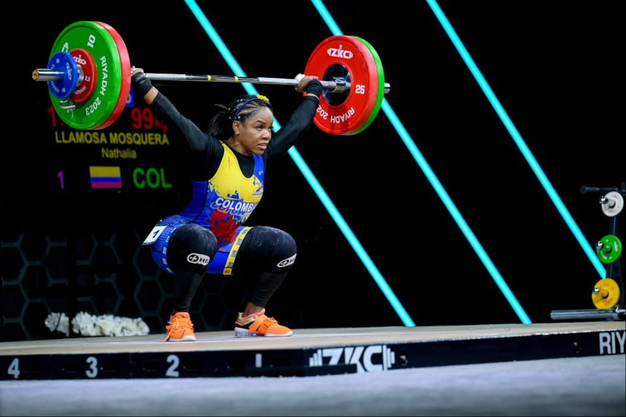 Natalia Llamosa logró doble medalla de oro en el Mundial de Levantamiento de Pesas en Arabia Saudita.
