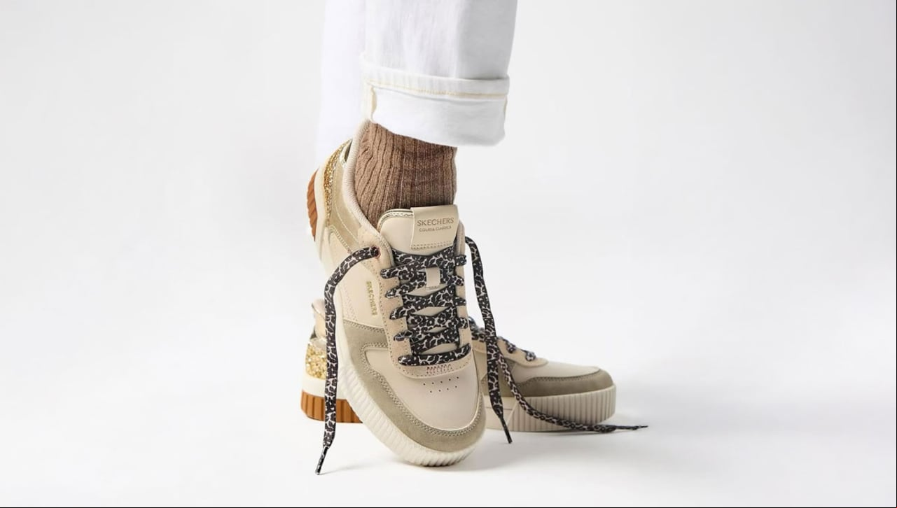 Los Skechers manos libres Slip-ins®, son la opción perfecta para esas mamás con miles de roles, pues permite calzarse sin agacharse ni utilizar las manos.