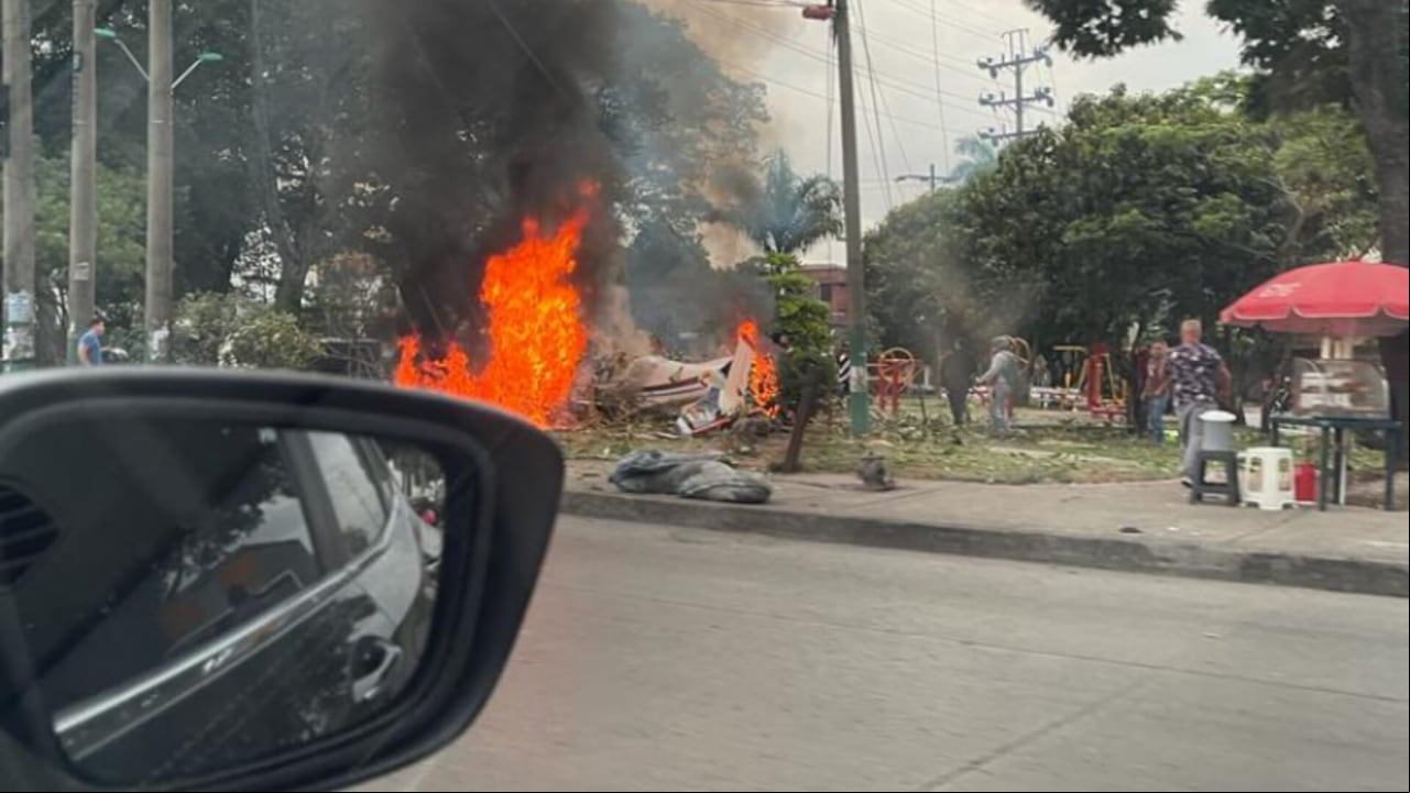 en extrañas circunstancia cayó una avioneta en una concurrida calle de Cali; el sector arde en llamas.