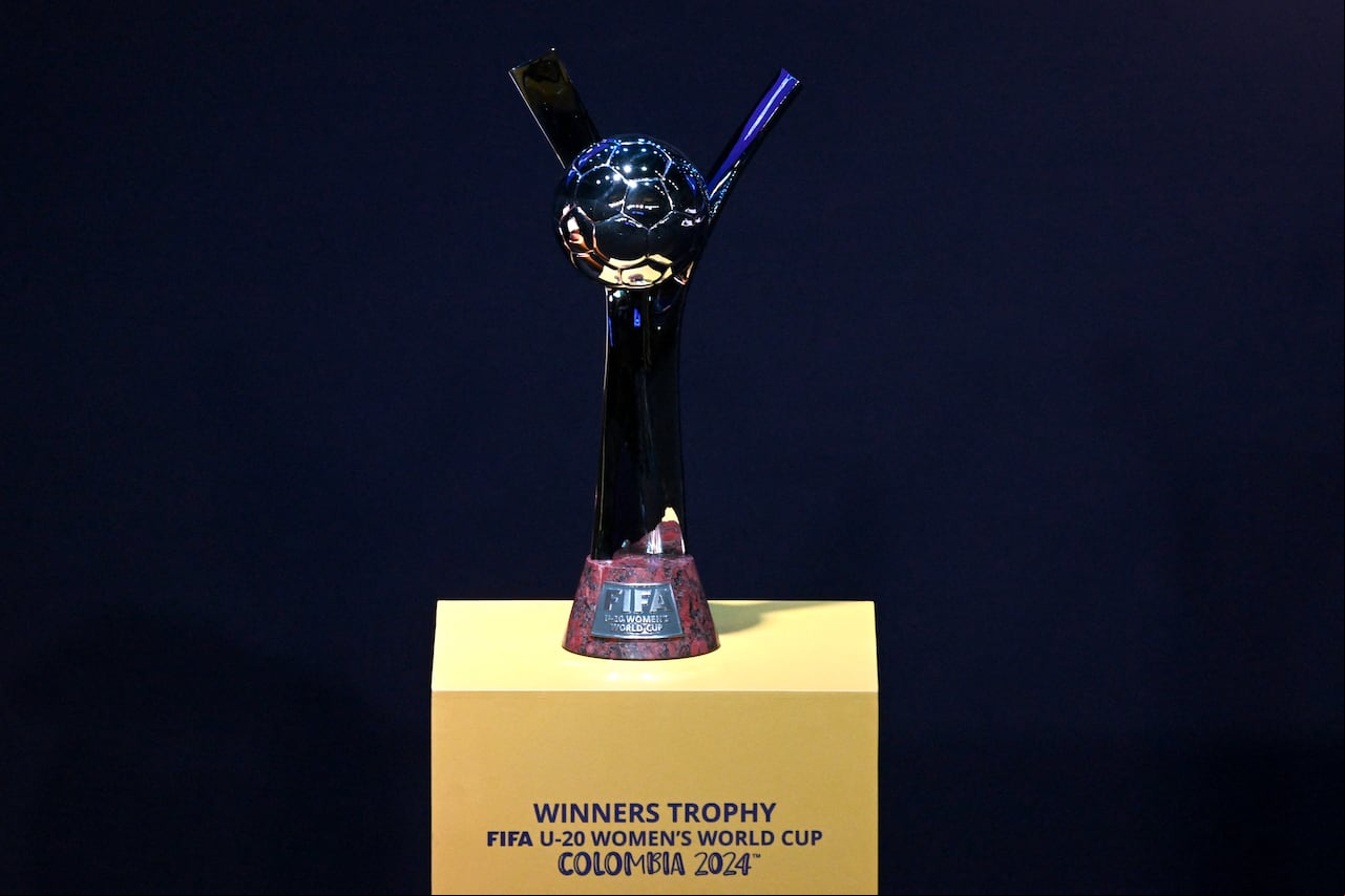 El trofeo de ganadora se ve durante el sorteo de la Copa Mundial Femenina Sub-20 en Bogotá el 5 de junio de 2024. La Copa Mundial Femenina Sub-20 se llevará a cabo del 31 de agosto al 22 de septiembre de 2024 en Colombia. (Foto de Raúl ARBOLEDA / AFP)