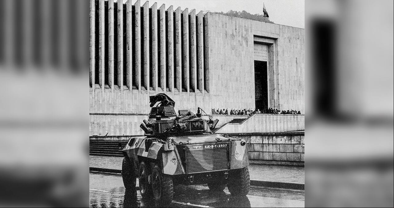 Gustavo Petro cuenta que la toma del Palacio de Justicia se dio, en cierta medida, porque en la operación Garfio en contra del campamento de La Libertad, en Yarumales, el M-19 le ganó al Ejército y eso les dio la confianza militar para hacer un acto de esa envergadura.