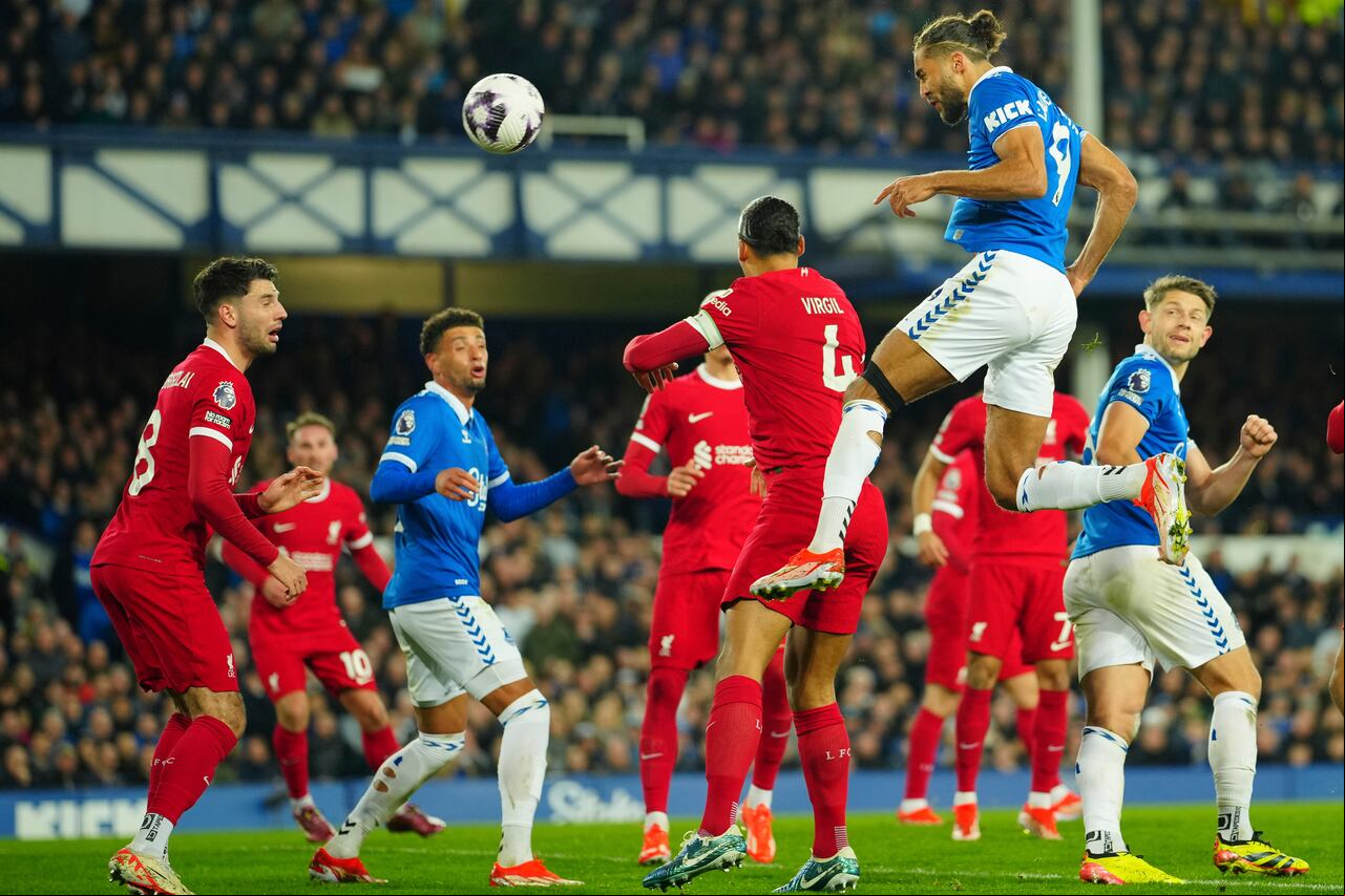 Dominic Calvert-Lewin, arriba, del Everton, anota el segundo gol de su equipo durante el partido de fútbol de la Liga Premier inglesa entre Everton y Liverpool en el estadio Goodison Park en Liverpool, Gran Bretaña, el miércoles 24 de abril de 2024. (Foto AP/Jon Super)