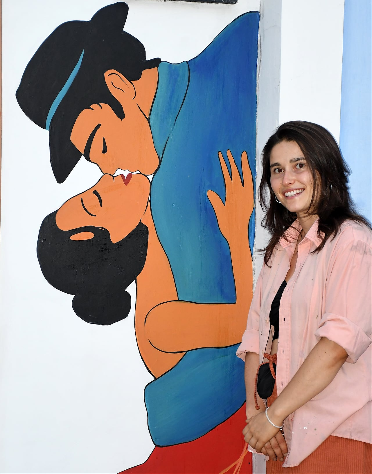 Vé: Muralista sa Mailis Fontani, plasma su arte en el barrio San Antonio de Cali. Foto José L Guzmán. EL País
