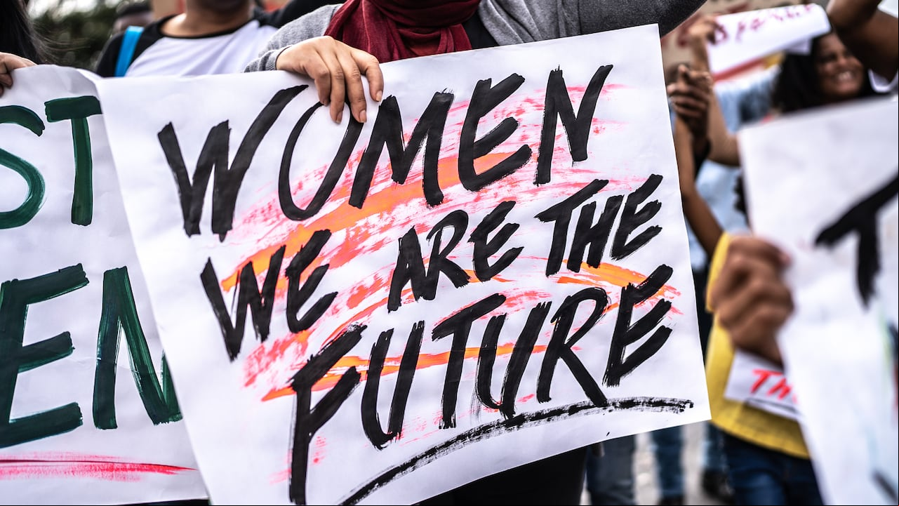 La celebración del Día de la Mujer el 8 de marzo tiene raíces históricas profundas que se remontan a eventos que marcaron un hito en la lucha por los derechos laborales y la igualdad de género.
