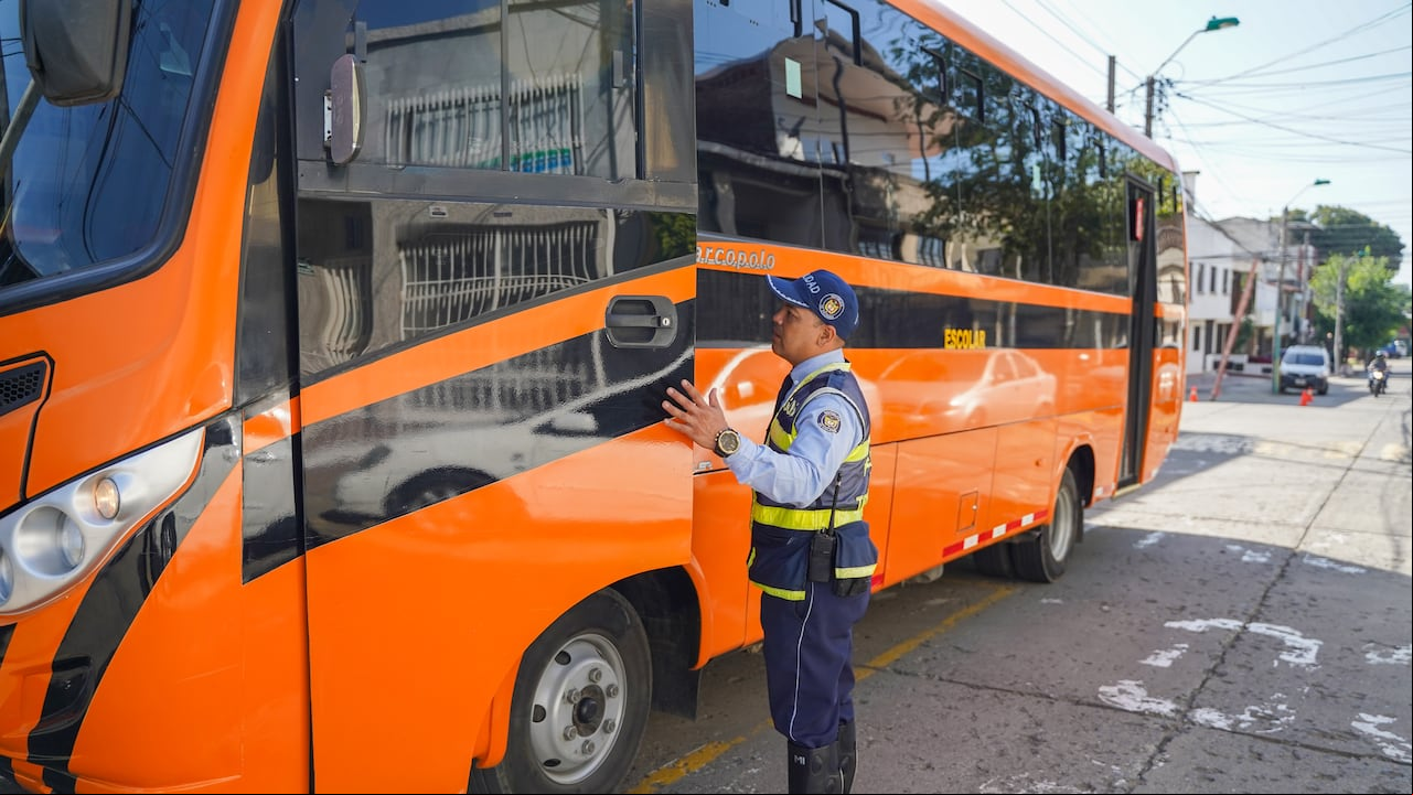 Operativos de control en vehículos de transporte escolar. Colegio Leonístico La Merced y el Colegio Los Ángeles Del Norte. Se realiza verificación de documentos, tarjeta de operación, SOAT, revisión termomecánica, licencia de conducción, estado del vehículo, Contrato del colegio a la empresa de transporte, seguros contractuales y extracontractuales. Fotos Johan Manuel Morales / Secretaría de Movilidad de Cali.