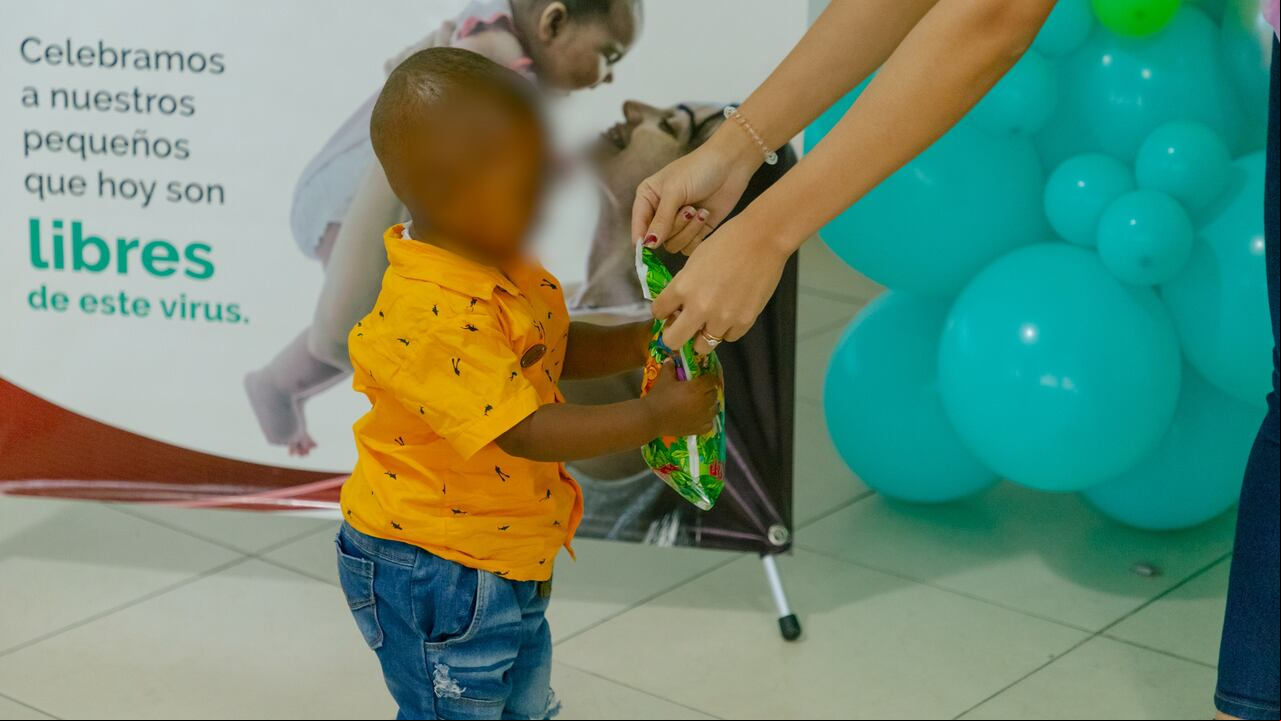 A la actividad ‘de graduación’ asistieron 17 madres con sus niños, a quienes, además, se les puso un birrete y se les entregó un detalle para celebrar esta noticia.