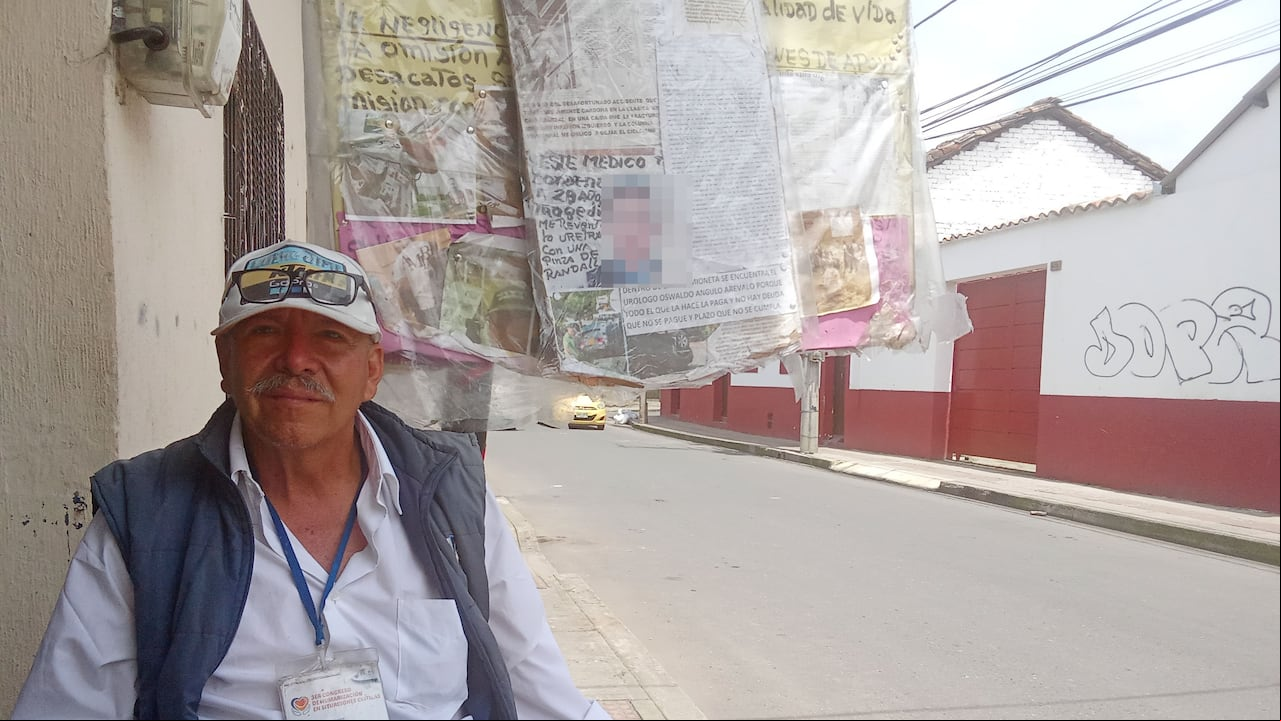Luis María Jiménez Cardona es popular en Popayán porque porta consigo varias pancartas de publicaciones en los periódicos locales de su historia, las fotos de los médicos que le causaron daño y registró de su lugar para acceder a la salud.