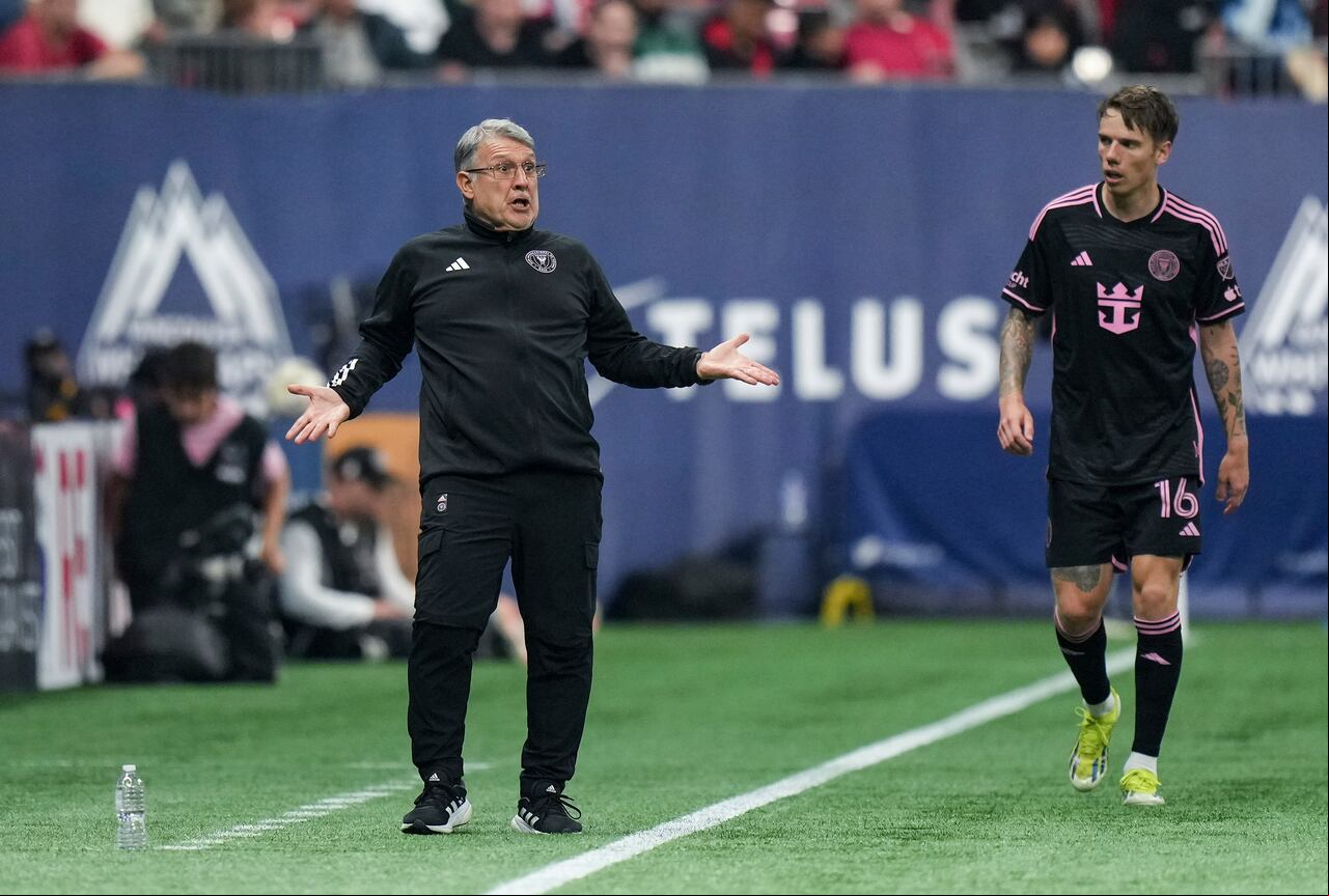 El entrenador del Inter Miami, Tata Martino, izquierda, reacciona al margen mientras Robert Taylor observa durante la segunda mitad del partido de fútbol de la MLS contra los Vancouver Whitecaps el sábado 25 de mayo de 2024 en Vancouver, Columbia Británica. (Darryl Dyck/The Canadian Press vía AP)