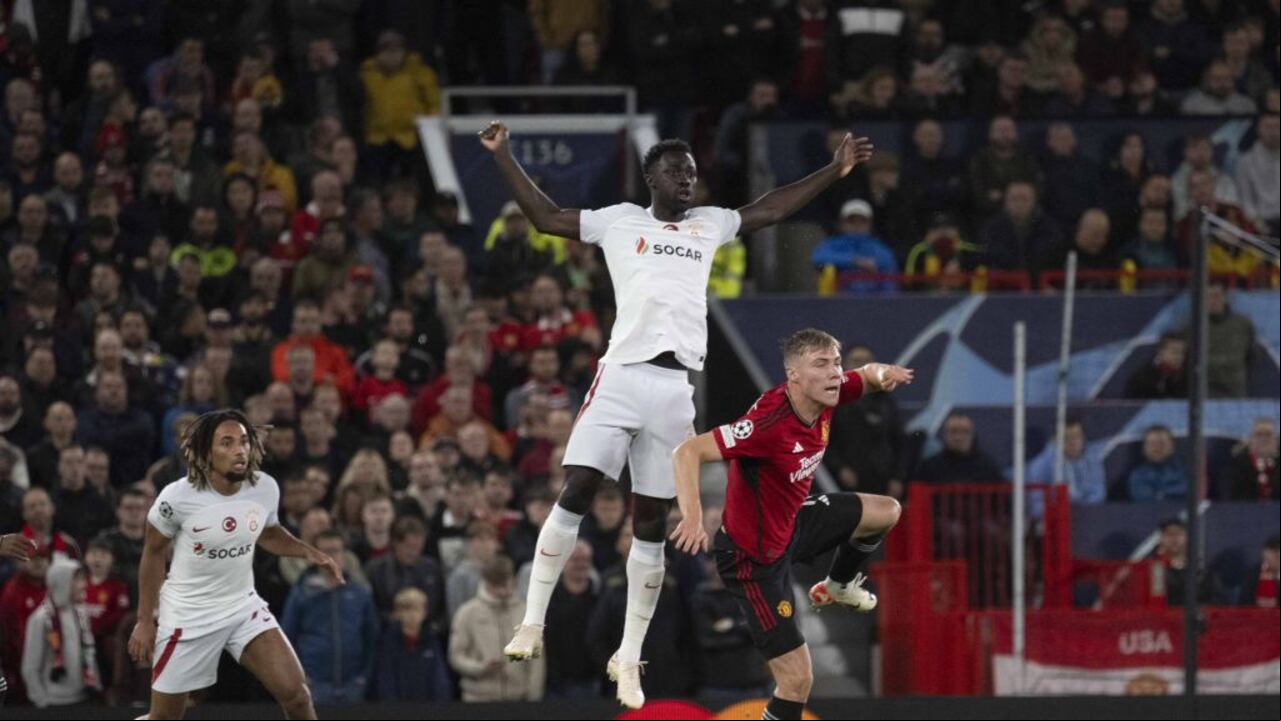 Davinson Sánchez, figura del Galatasaray en victoria ante el Manchester United