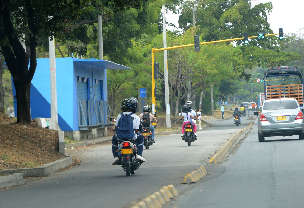Cali Obras en la Troncal Oriental del Cali Obras en la Troncal Oriental del Masivo Integrado de Occidente (MIO) es la obra de infraestructura más grande del sistema de transporte de Cali, que se construye actualmente sobre la autopista Simón Bolívar. foto José L Guzmán. El País. agosto15-23