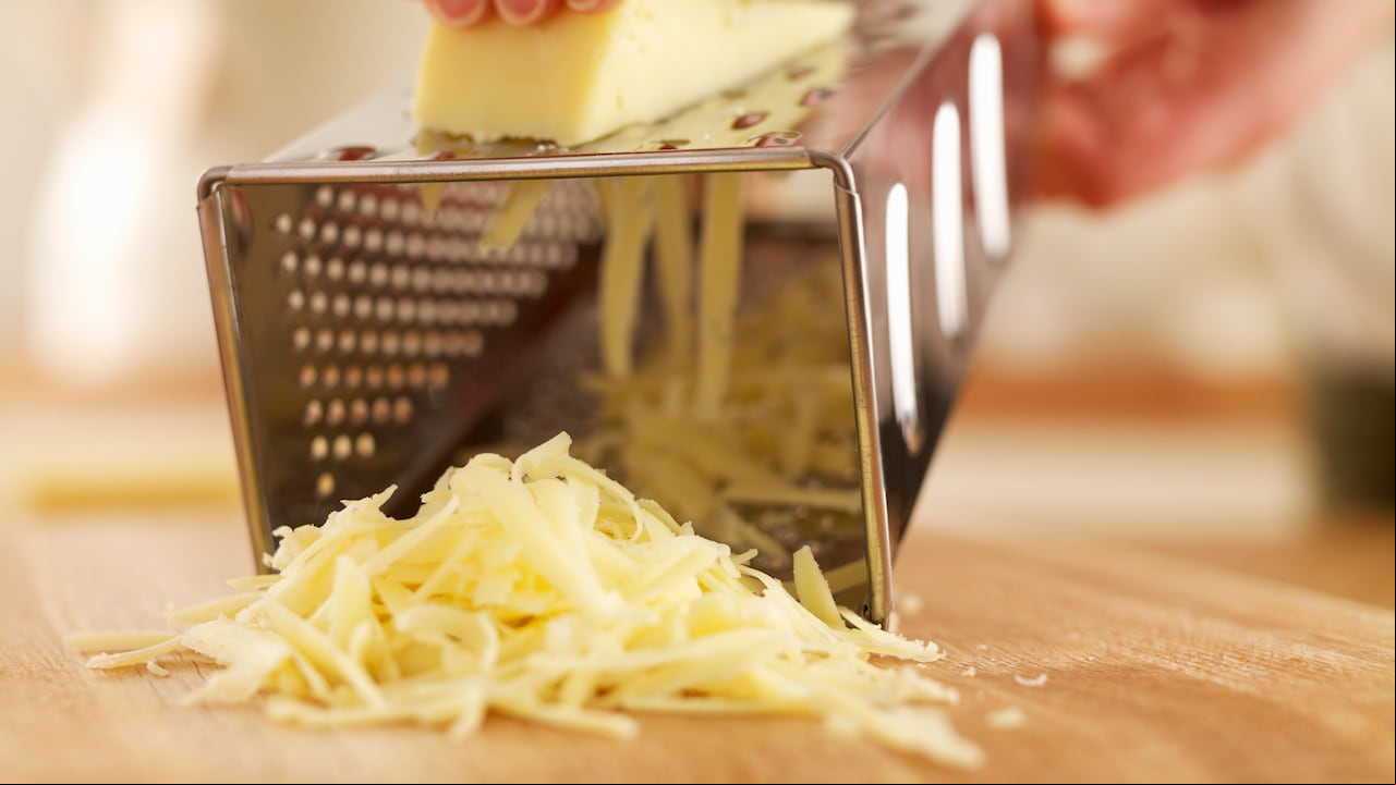 Generalmente se come queso rallado.