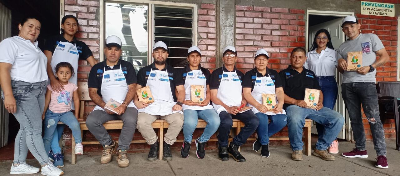 En Tuluá, en medio de las dificultades, el asesinato y desplazamiento de algunos firmantes, se proyecta la cooperativa Cooaranpaz, que cultiva sin químicos, ni agrotóxicos un café que ya tiene marca propia 'Venus' y además a una ganadería regenerativa. Foto: Cooaranpaz / El País