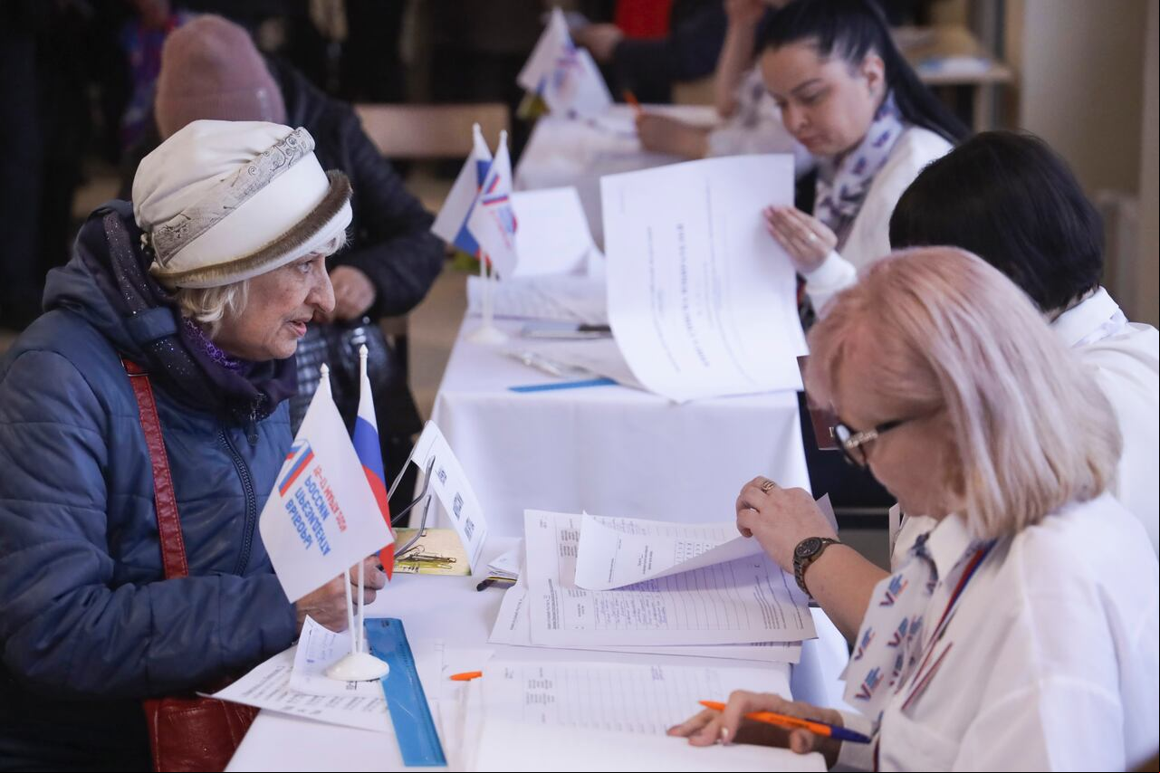 La gente de las regiones ucranianas controladas por Moscú está votando en las elecciones presidenciales de Rusia, que son casi Es seguro que extenderá el gobierno del presidente Vladimir Putin después de que éste reprimiera la disidencia. (Foto AP)