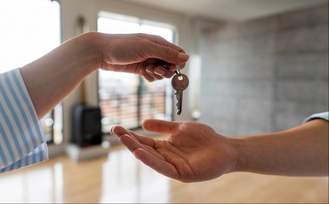 Algunas personas compran un inmueble con el objetivo de ofrecerlo en alquiler y así ganar dinero.