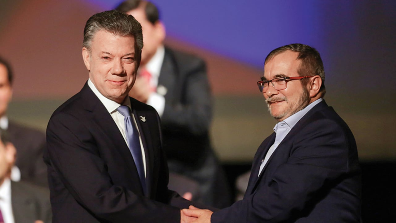 “Santos, no más, ya cumplió. Es decir, váyase. Si tiene un Premio Nobel, que se vaya a Ucrania, que trabaje con lo que él llama Los Elders, una institución bien interesante. Pero, por favor, que nos deje el futuro”.