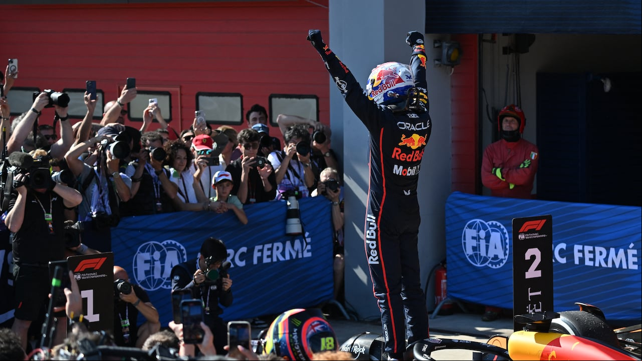 El piloto holandés de Red Bull Racing, Max Verstappen, celebra tras ganar el Gran Premio de Fórmula Uno de Emilia Romagna 2025.