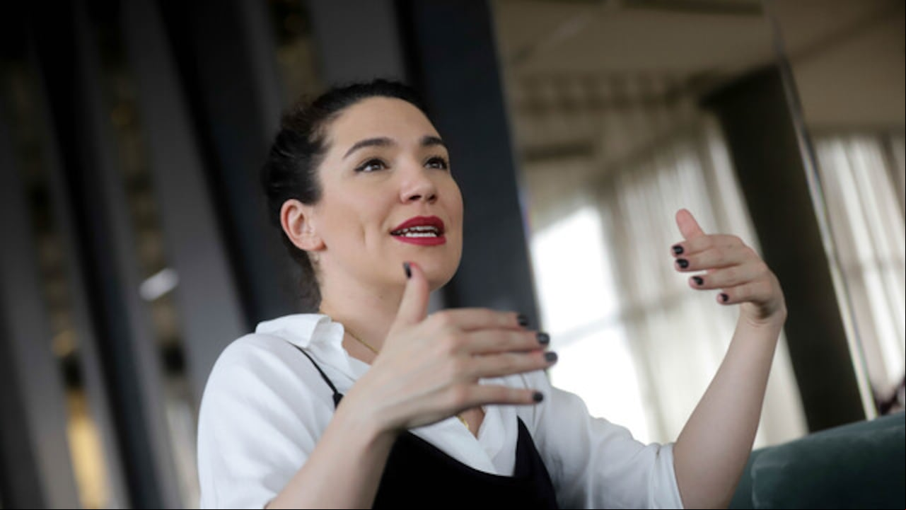 "Me parece que frases como ‘El amor todo lo puede’ y ‘Los trapos sucios se lavan en casa’, nos destrozan a las mujeres. El amor no lo puede todo, lo que sí puede mucho, es la voluntad de construir en igualdad”.
Raquel Riba Rossy,