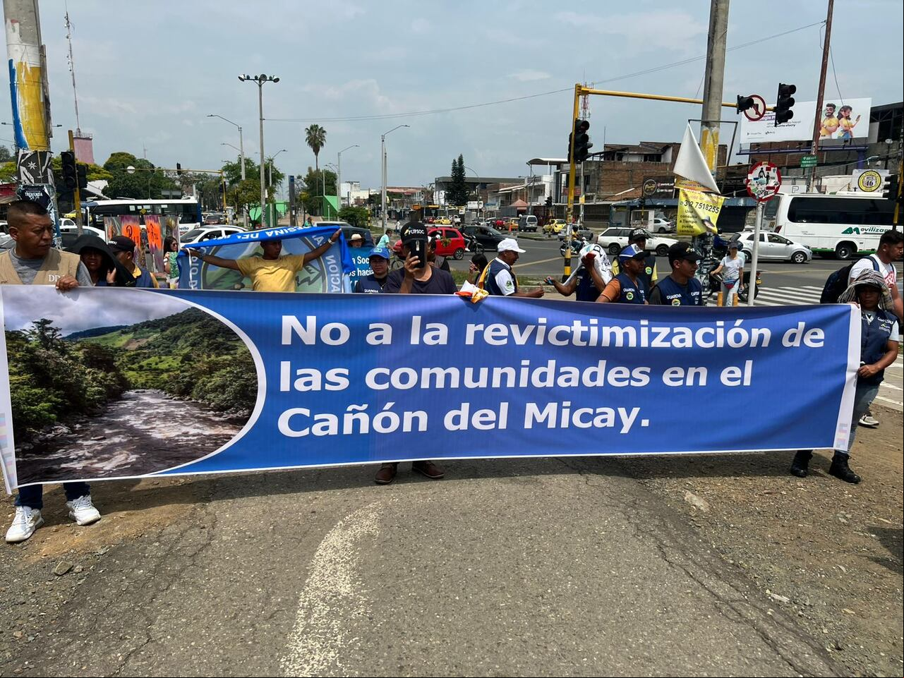 Los campesinos del Cañón del Micay realizaron un plantón en el sector de Puerto Residencia, en Cali, antes de desplazarse hacia la zona verde, donde esperan que el presidente Gustavo Petro los escuche.