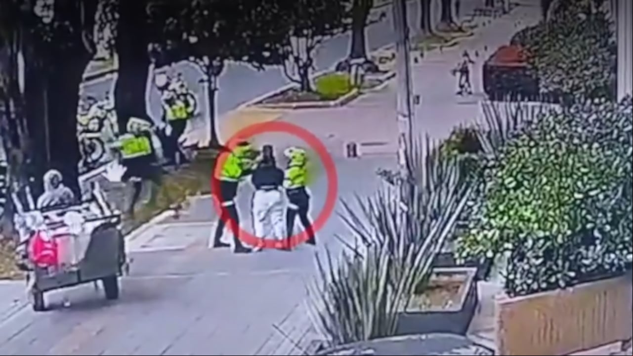 Cayeron peligrosos atracadores en el norte de Bogotá: iban en moto y tenían casa por cárcel
La Policía logró capturar a una pareja responsable de múltiples robos en la ciudad, quienes además portaban un arma de fuego.